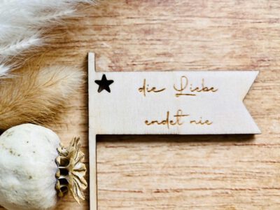 Unser Wimpel "Die Liebe endet nie" von nahem
